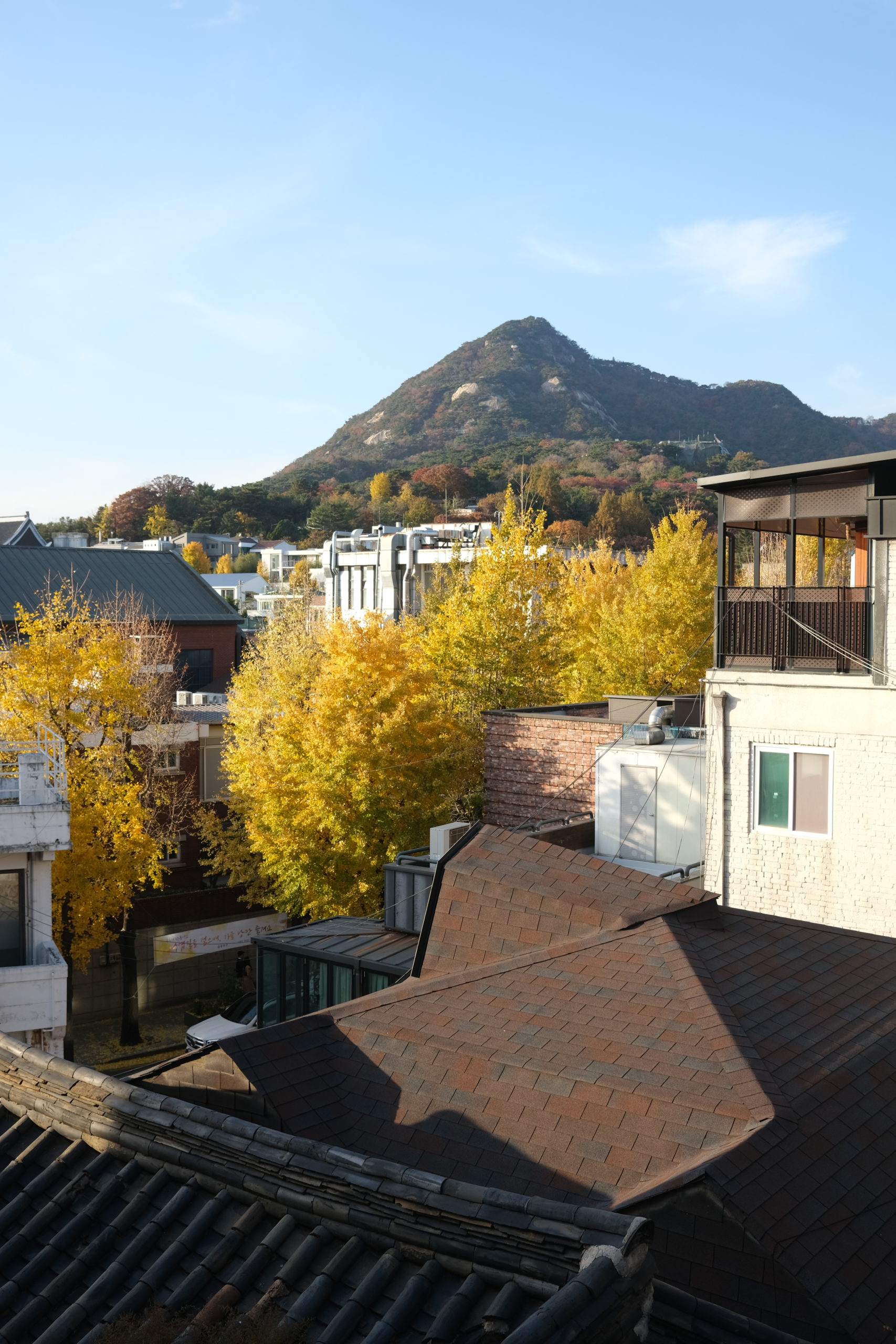 Vue depuis le village de hanoks traditionnel Bukchon