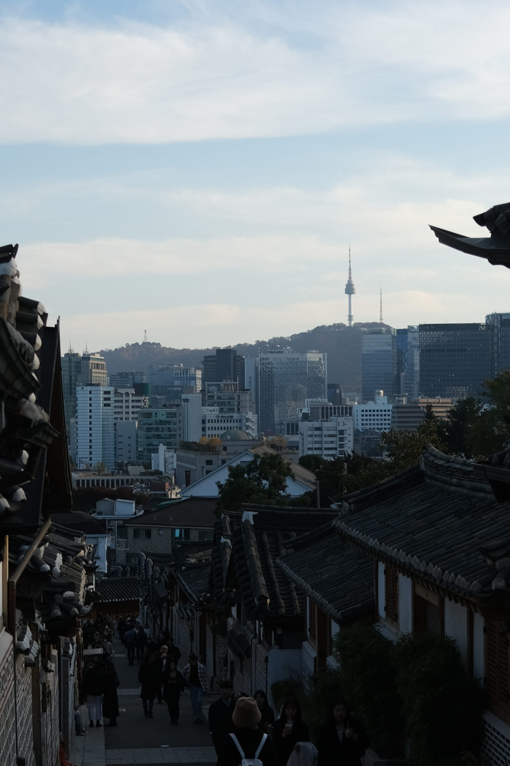La vue la plus célèbre depuis le village de hanoks Bukchon