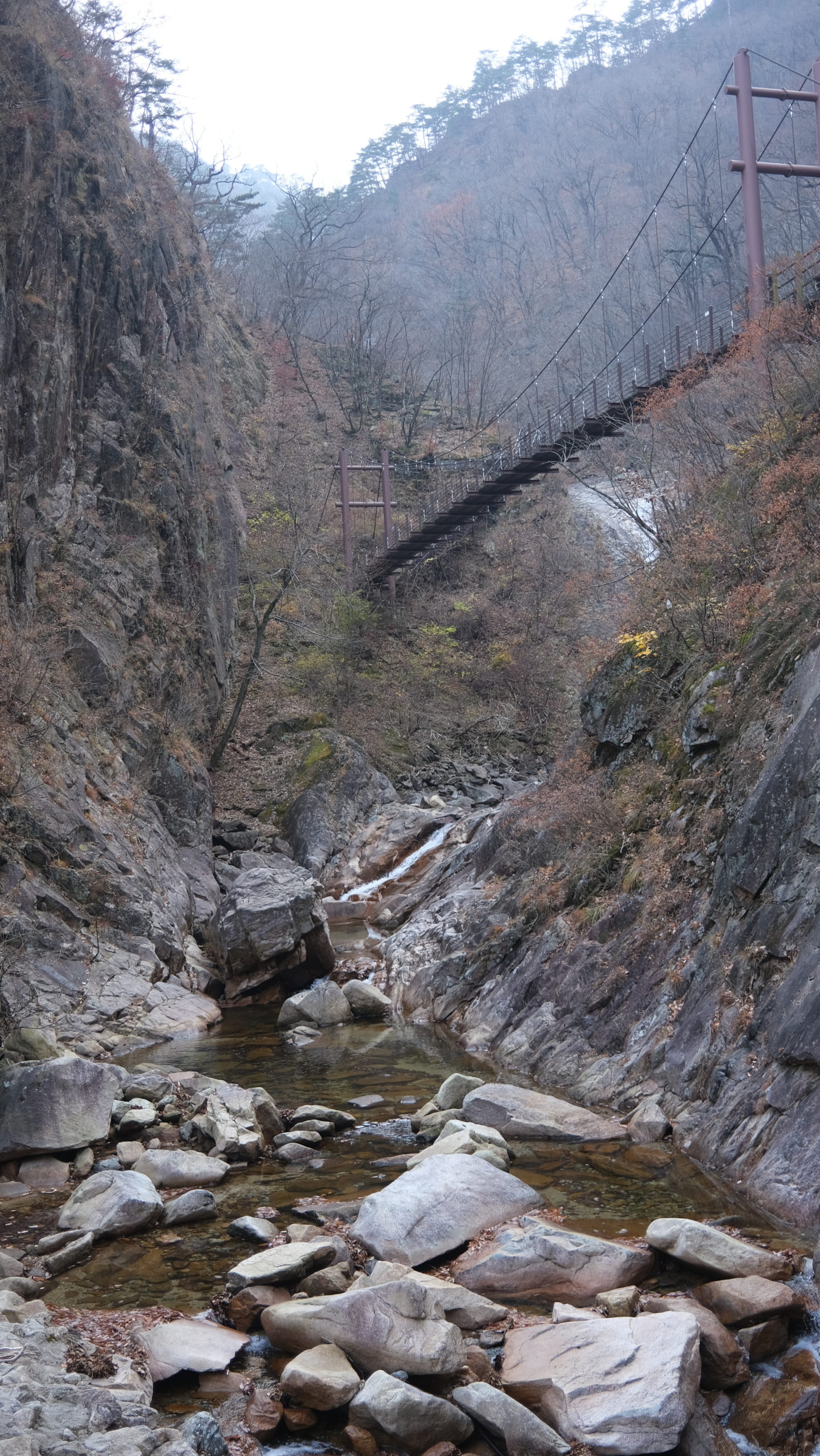 Le fameux pont de dentelle en direction des chutes de Biryong, qui bouge en le foulant
