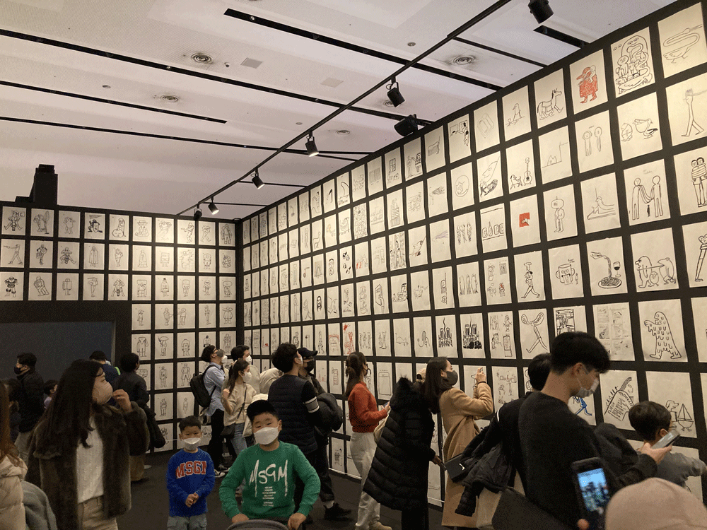 Salle tapissée du sol au plafond des dessins de Jean Jullien