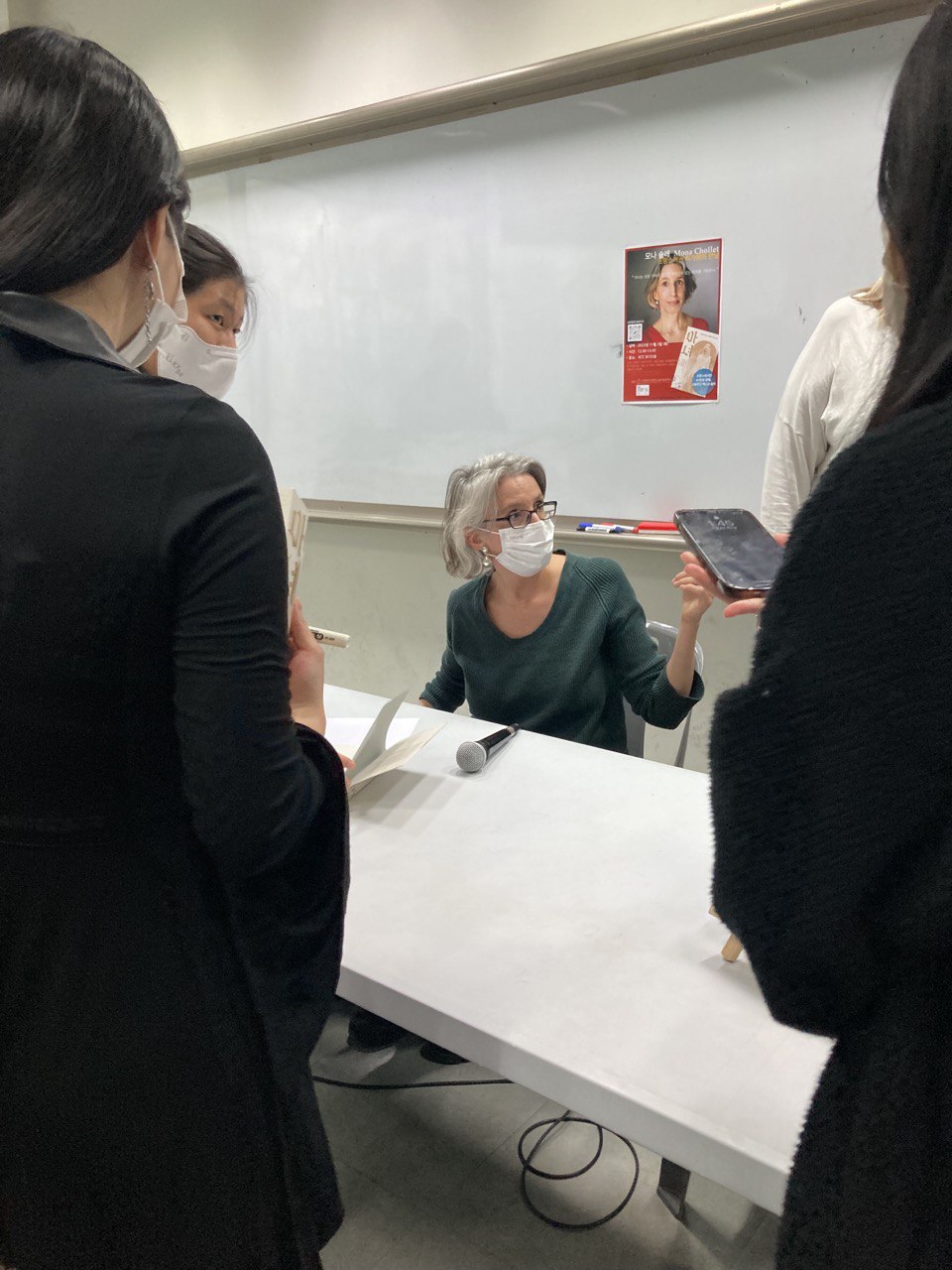 Mona dédicace et partage avec les étudiantes coréennes